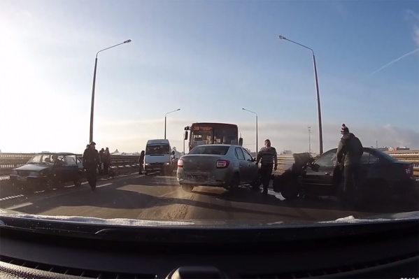 ДТП парализовало движение на мосту ДТП парализовало движение на мосту