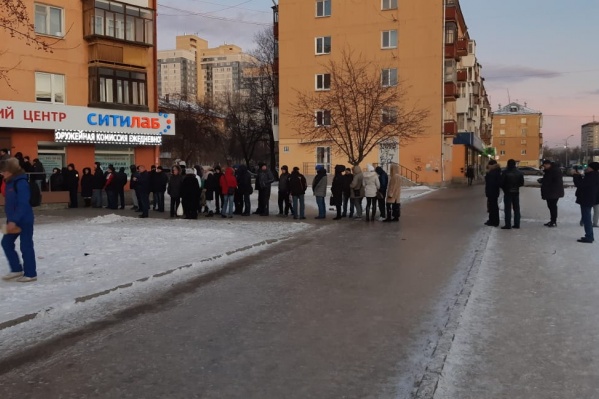 Вот такие очереди сегодня выстроились к медицинским центрам Вот такие очереди сегодня выстроились к медицинским центрам
