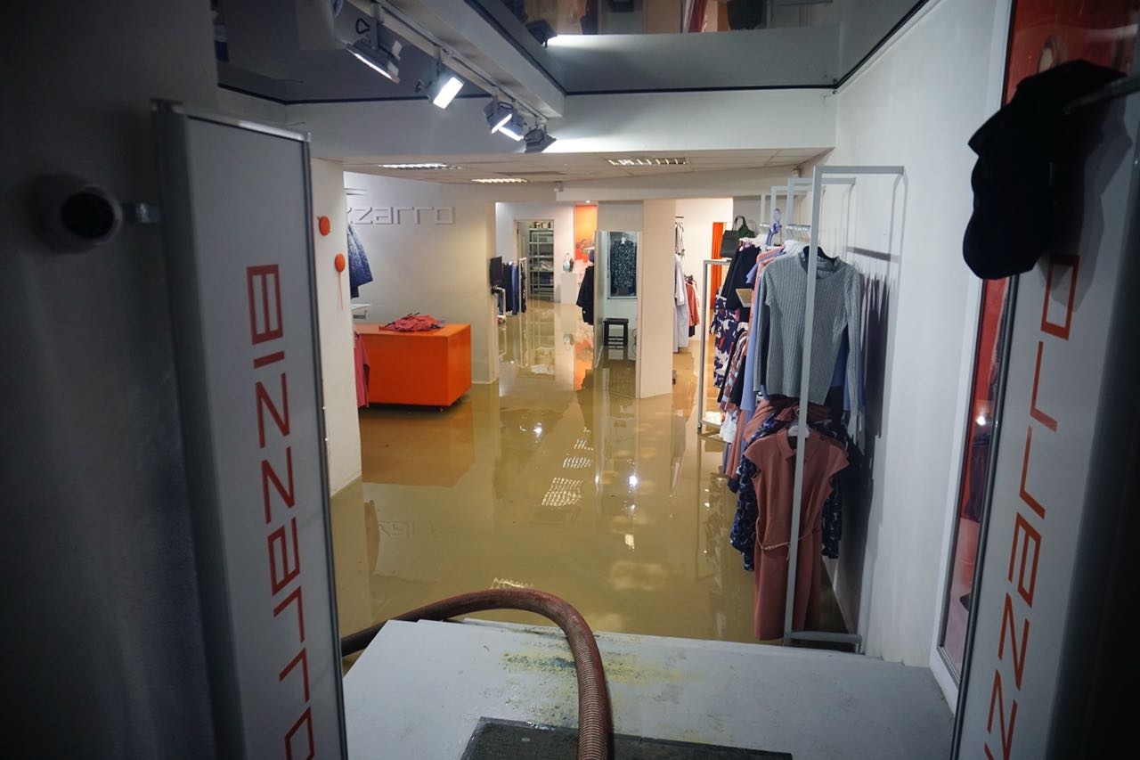В бутике женской одежды воду пришлось откачивать специальными насосами В бутике женской одежды воду пришлось откачивать специальными насосами