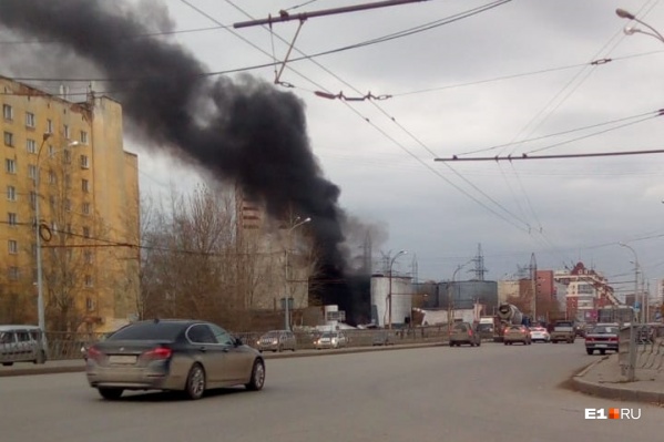 Полыхает заброшенная цистерна Полыхает заброшенная цистерна