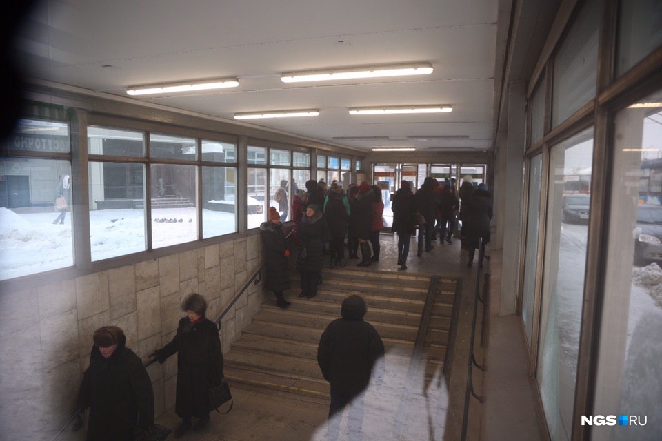 Замёрзшие сотрудники офисных зданий греются в метро: в -22 градуса на улице долго не простоишь