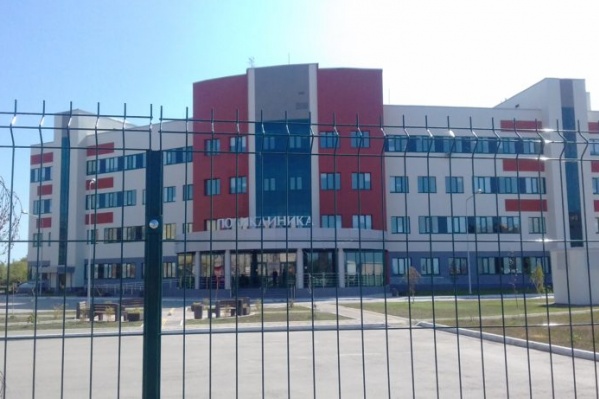 Поликлинику построили несколько лет назад, а споры вокруг нее продолжаются Поликлинику построили несколько лет назад, а споры вокруг нее продолжаются