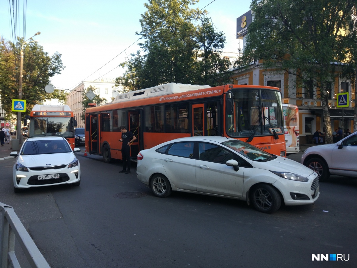 Из-за аварии на Варварке центр города частично встал Из-за аварии на Варварке центр города частично встал
