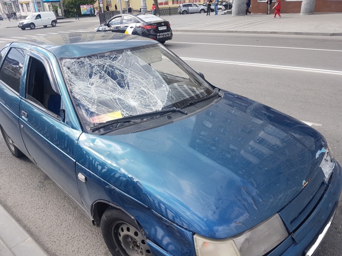 Удар пришелся на лобовое стекло Удар пришелся на лобовое стекло