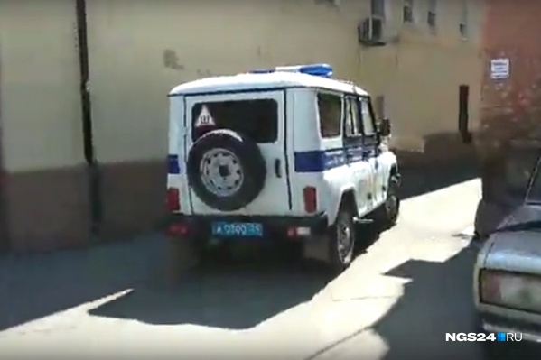 Подростка доставили в отдел полиции по подозрению в грабеже Подростка доставили в отдел полиции по подозрению в грабеже