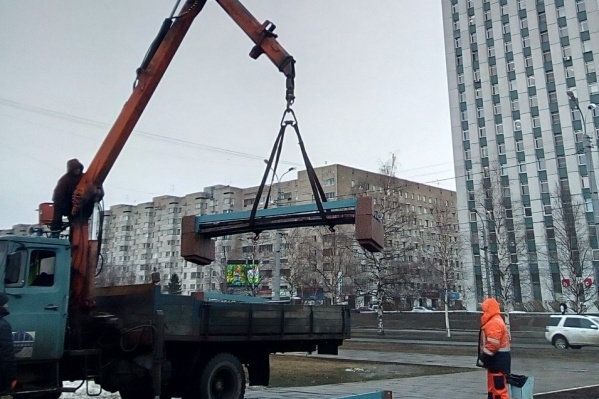 Скамейки забрали на ремонт сегодня утром Скамейки забрали на ремонт сегодня утром