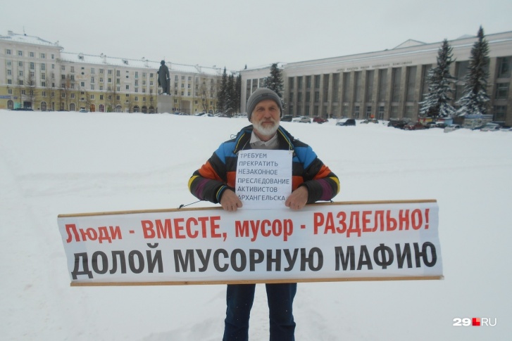 Анатолий Казиханов регулярно встает в пикеты и выходит на митинги против строительства мусорных полигонов
