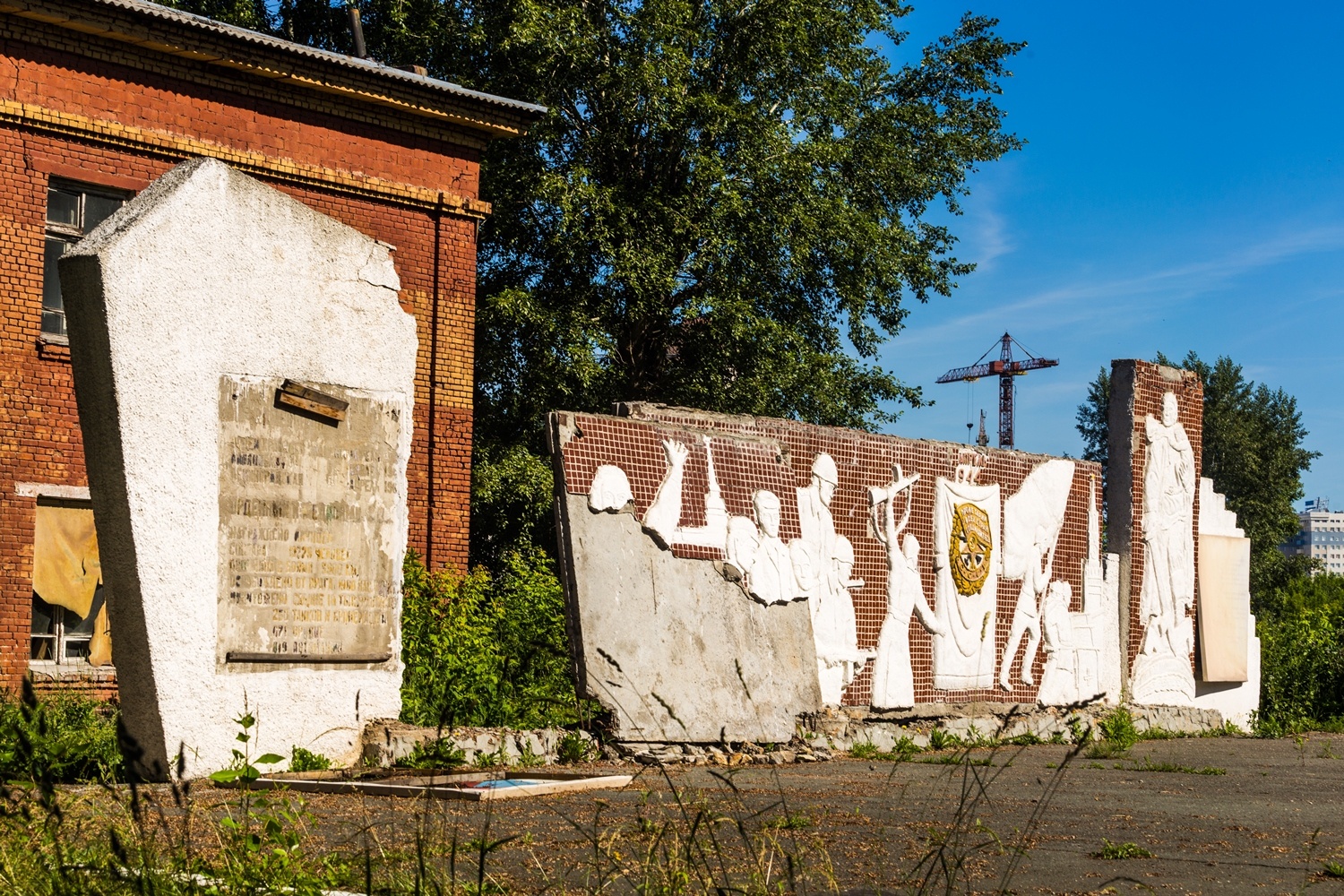 Мемориалы пришли в упадок вместе со 100-летними казармами Мемориалы пришли в упадок вместе со 100-летними казармами 