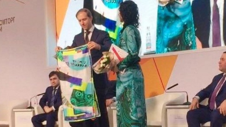 Екатеринбургский модельер победила во всероссийском конкурсе и подарила свой платок министру Мантурову