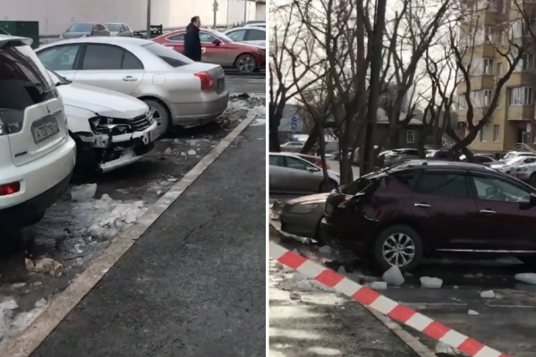 Глыбы льда упали не только на машины, но и на тротуар. По словам очевидцев, с этой стороны дома находятся бар и магазин<br> Глыбы льда упали не только на машины, но и на тротуар. По словам очевидцев, с этой стороны дома находятся бар и магазин<br>