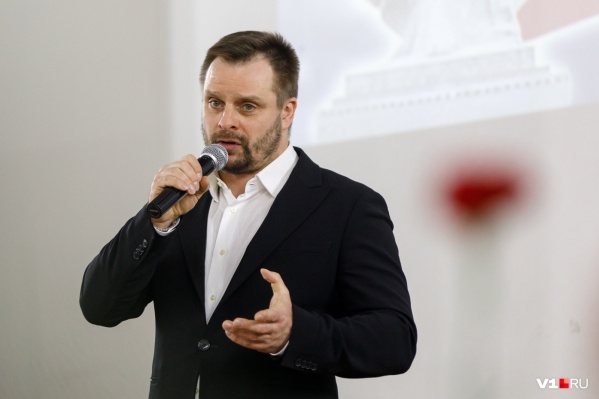 Организаторы праздника обещают заказать билеты на самолет и забронировать гостиницу Организаторы праздника обещают заказать билеты на самолет и забронировать гостиницу 