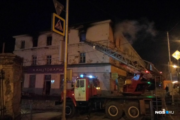 Пожарные разбирают завалы на третьем этаже Пожарные разбирают завалы на третьем этаже
