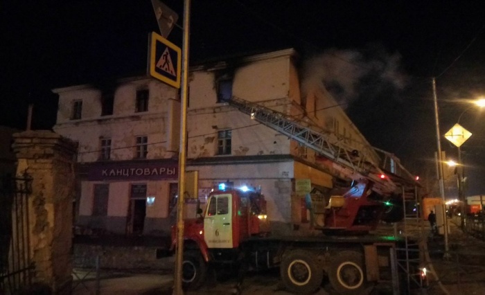 Пожарные разбирают завалы на третьем этаже Пожарные разбирают завалы на третьем этаже