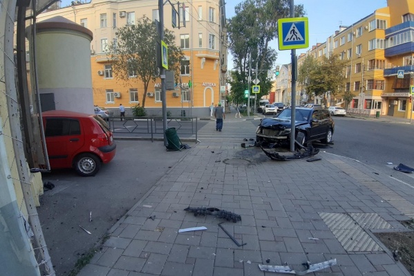 После столкновения обе иномарки оказались на тротуаре, одна врезалась в столб После столкновения обе иномарки оказались на тротуаре, одна врезалась в столб