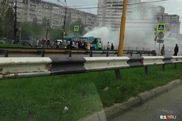 Автобус остановился посреди дороги Автобус остановился посреди дороги