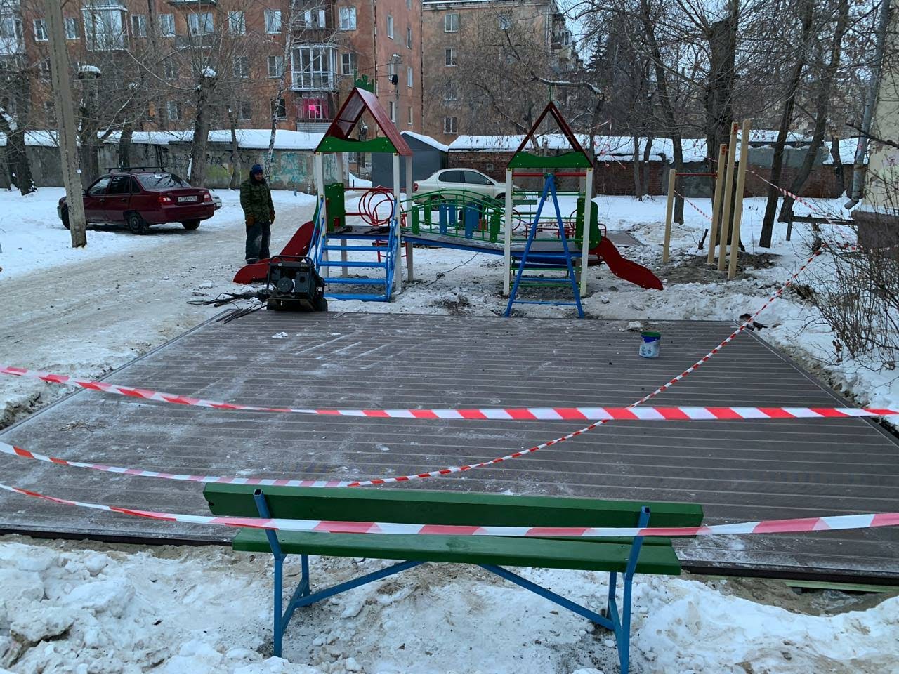 Во дворах благодаря благоустройству появляются не только парковки, но и детские площадки Во дворах благодаря благоустройству появляются не только парковки, но и детские площадки