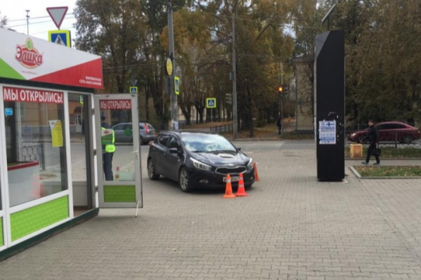 Водитель выехал на тротуар, но заметил это не сразу Водитель выехал на тротуар, но заметил это не сразу