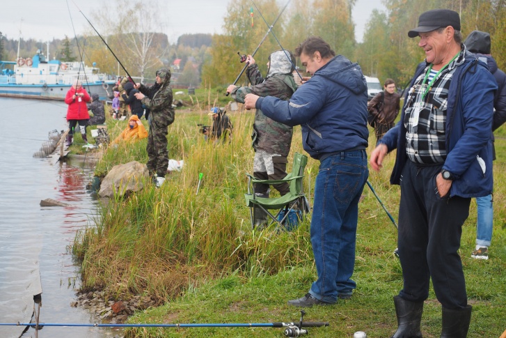 Участники рыбалки в процессе рыбной ловли