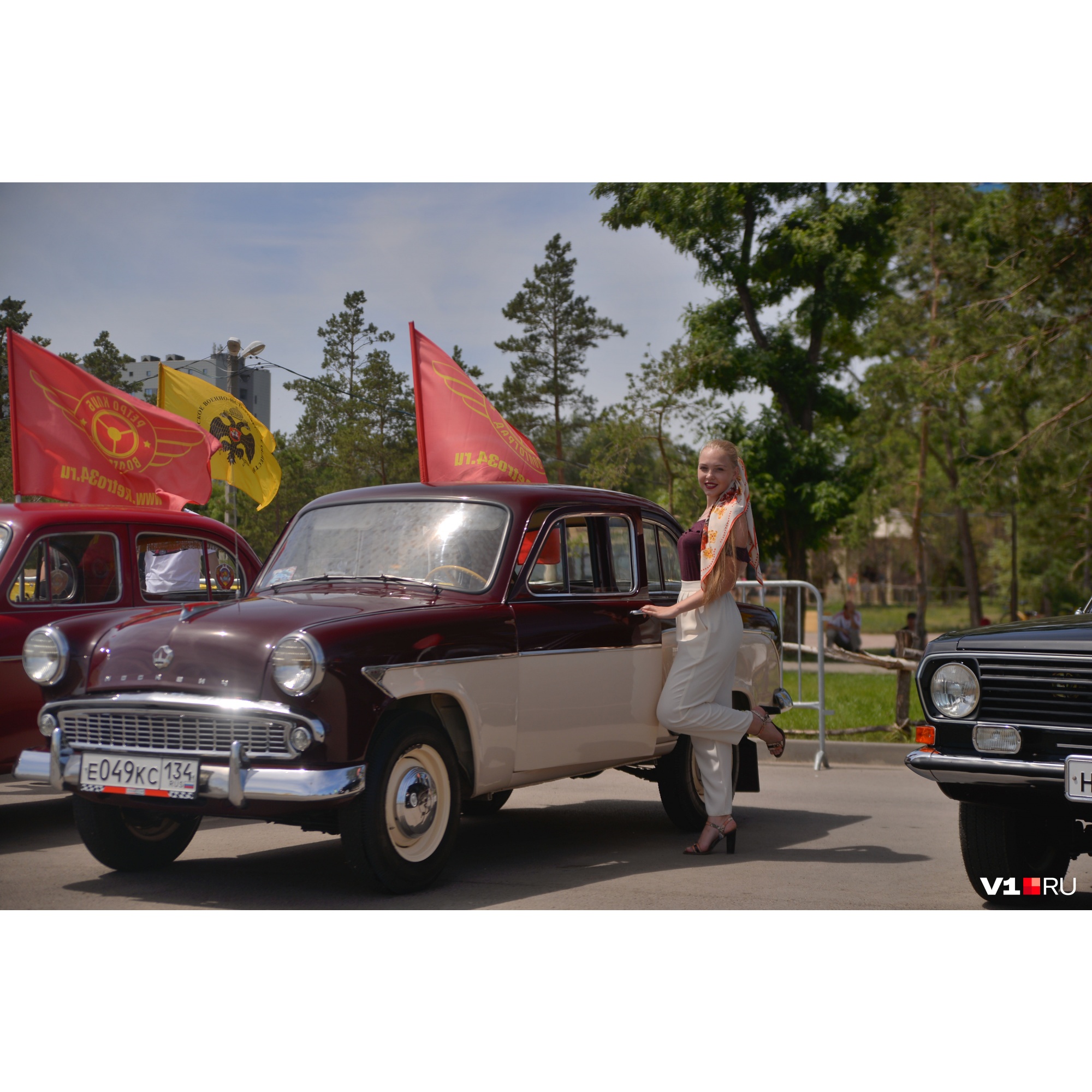«Девчонкам не доверяю»: в Волгограде на солнцепеке устроили парад советских машин