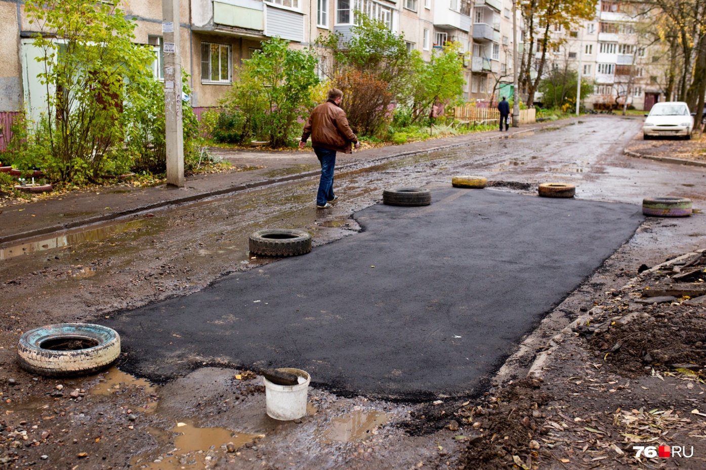 Шум во дворе. Дорога в заплатках. Заплатки на асфальте. Двор в Америке. Ужасный двор.