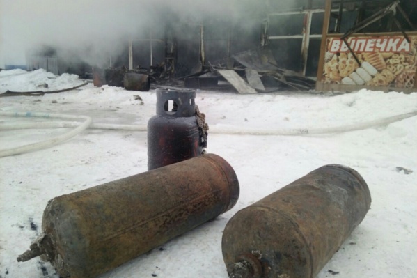 Баллоны с газом в кафе у вокзала могли взорваться в любой момент Баллоны с газом в кафе у вокзала могли взорваться в любой момент