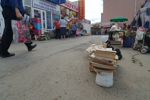 В основном незаконной торговлей люди занимаются рядом с большими магазинами В основном незаконной торговлей люди занимаются рядом с большими магазинами