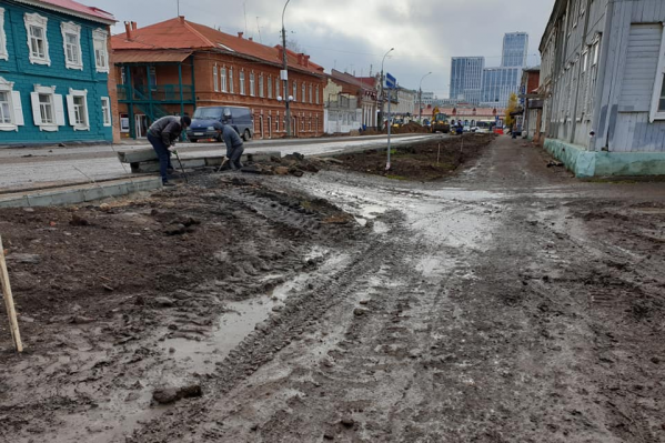 Из-за дождей дороги в центре города размыло Из-за дождей дороги в центре города размыло