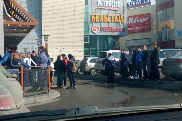 Очевидцы засняли толпу подростков Очевидцы засняли толпу подростков 