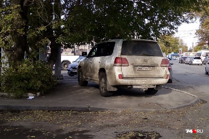 А этот «Крузак» полностью закрыл тротуар А этот «Крузак» полностью закрыл тротуар
