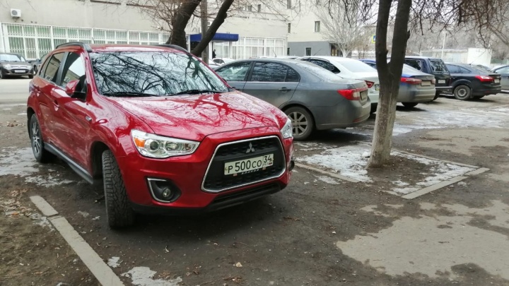 Может, дело не в запретах? Волгоградские автохамы нарушают ПДД даже на разрешенных парковках