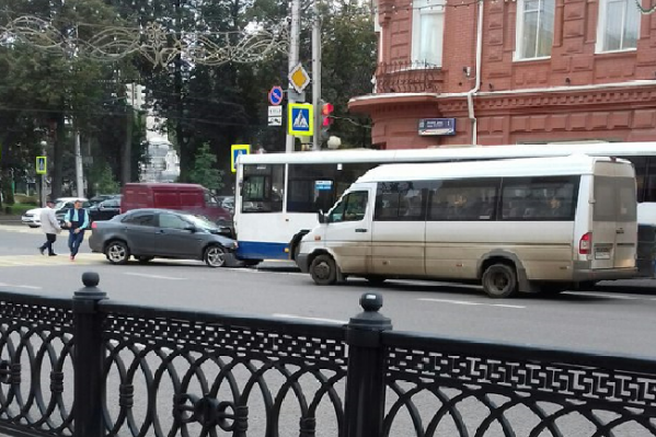 Легковушка и автобус врезались лоб в лоб Легковушка и автобус врезались лоб в лоб