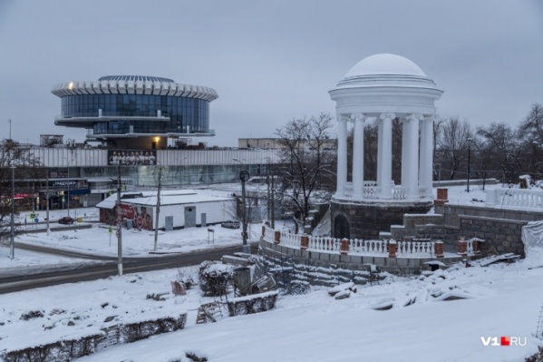 Саму ротонду покрыли современной краской, которая не боится ни жары, ни морозов Саму ротонду покрыли современной краской, которая не боится ни жары, ни морозов 