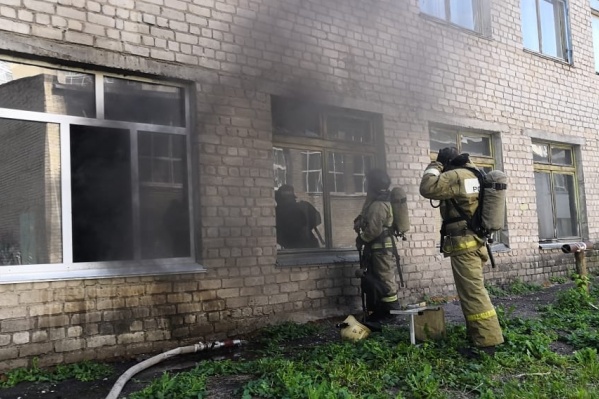 Пожар вспыхнул в классе на первом этаже Пожар вспыхнул в классе на первом этаже