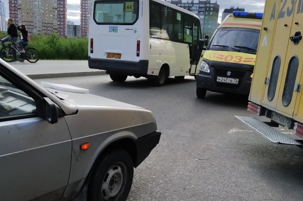 Наезд на пешехода случился у дома № 136 корпус по улице Широтной Наезд на пешехода случился у дома № 136 корпус по улице Широтной