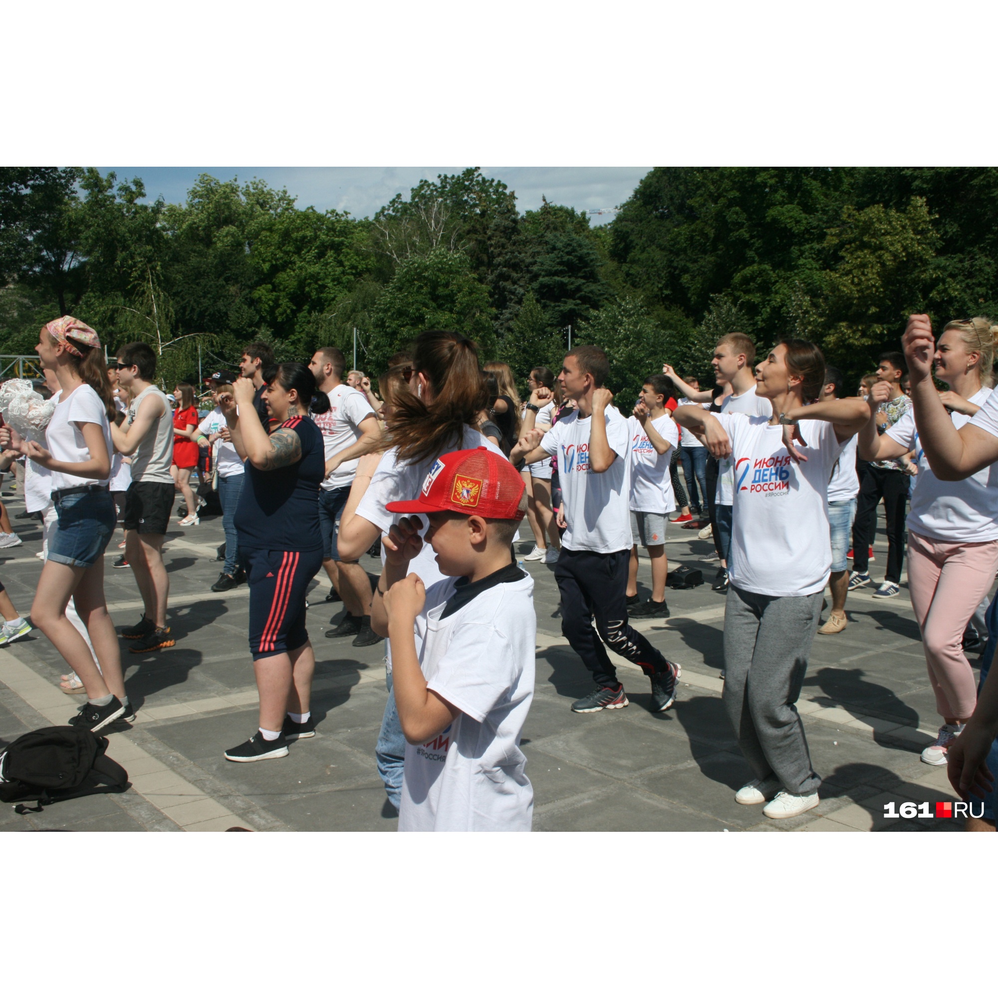В парке Революции ростовчане смогли почувствовать себя спортивными и присоединиться к массовой утренней зарядке В парке Революции ростовчане смогли почувствовать себя спортивными и присоединиться к массовой утренней зарядке