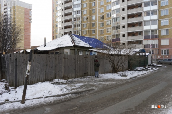 Домик остался стоять в окружении многоэтажек Домик остался стоять в окружении многоэтажек