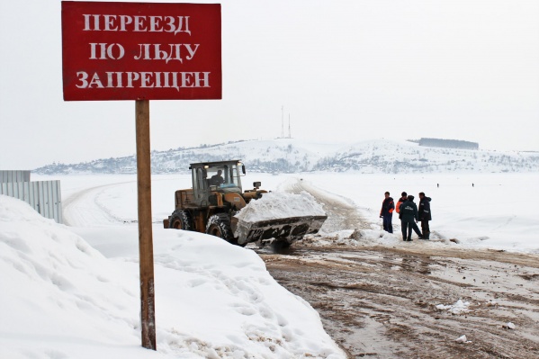 На берегу насыплют побольше снега, чтобы местные жители не ездили по закрытой переправе На берегу насыплют побольше снега, чтобы местные жители не ездили по закрытой переправе