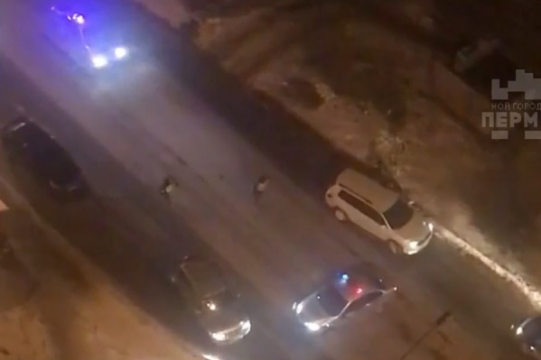 Полицейским пришлось стрелять по машине Полицейским пришлось стрелять по машине