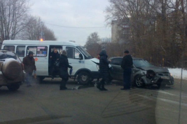 Один из участников аварии явно поторопился выезжать на перекресток Один из участников аварии явно поторопился выезжать на перекресток