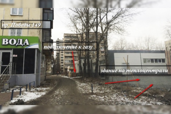 По словам жителей, здание стоит на теплоцентрали — она проходит от красных стрелок до бойлерной, расположенной напротив девятиэтажки По словам жителей, здание стоит на теплоцентрали — она проходит от красных стрелок до бойлерной, расположенной напротив девятиэтажки