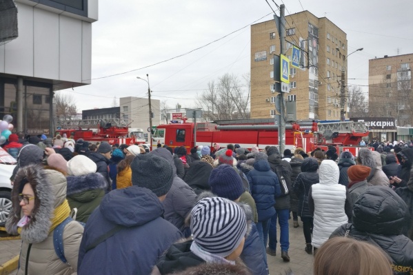 К ТЦ съехались пожарные К ТЦ съехались пожарные