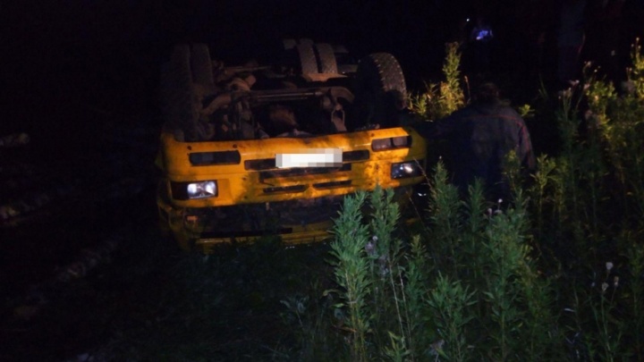 На трассе в Башкирии перевернулся грузовик