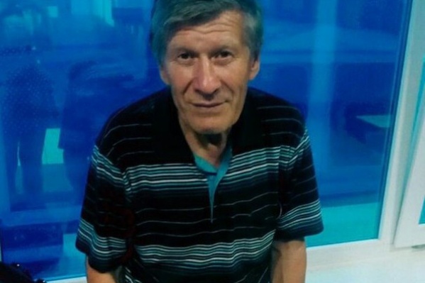 Мужчина был одет в джинсовую куртку синего цвета, темную рубашку, джинсы, кроссовки Мужчина был одет в джинсовую куртку синего цвета, темную рубашку, джинсы, кроссовки
