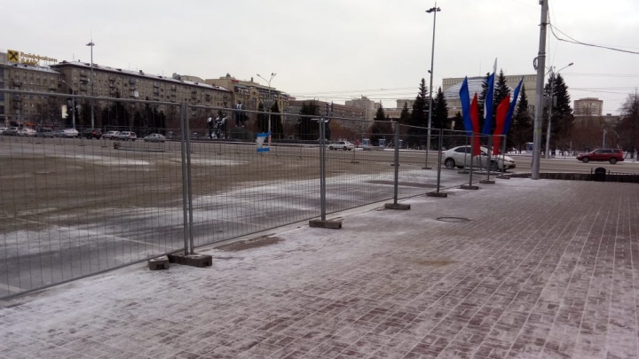 На площади Ленина перекрыли парковку