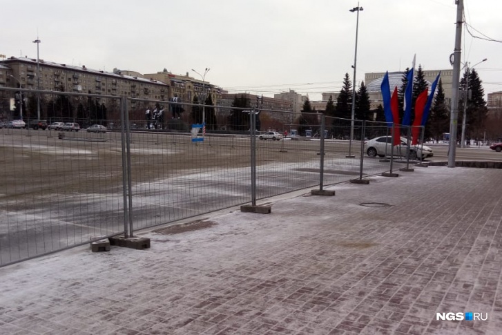 На заборе установлены флаги с цветами российского триколора На заборе установлены флаги с цветами российского триколора
