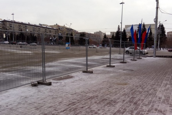 На заборе установлены флаги с цветами российского триколора На заборе установлены флаги с цветами российского триколора