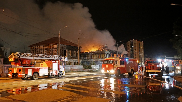 Озвучены предварительные причины пожара в историческом особняке в центре Челябинска