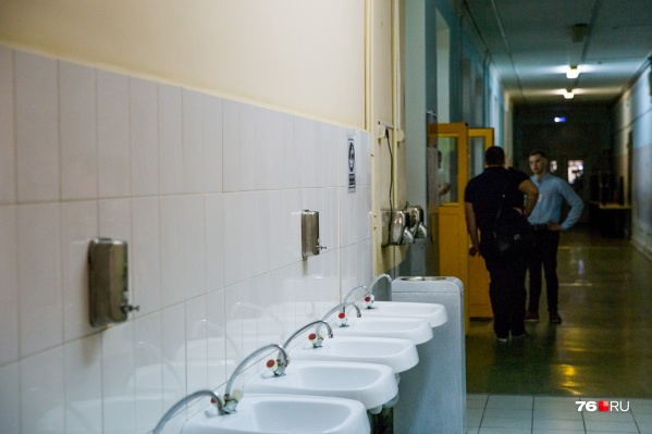 В школах требуют поменять сантехнику и пустить горячую воду к умывальникам В школах требуют поменять сантехнику и пустить горячую воду к умывальникам 