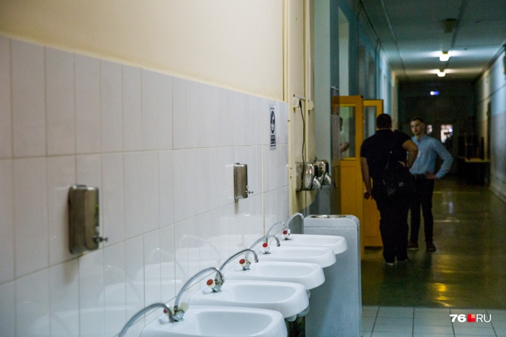 В школах требуют поменять сантехнику и пустить горячую воду к умывальникам В школах требуют поменять сантехнику и пустить горячую воду к умывальникам