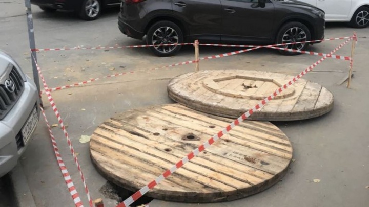 Огромную яму у детского сада прикрыли деревянными крышками после публикации НГС
